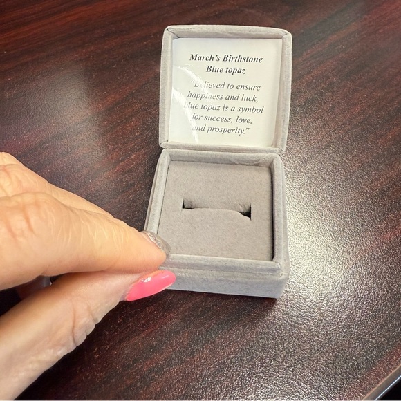 Avon March birthstone Blue Topaz  Ring in Silvertone - Picture 5 of 7